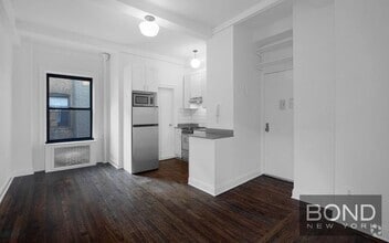 Building Photo - 19 W 69th St