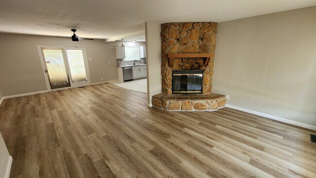 Foto del edificio - 2140 Teakwood Manor Dr