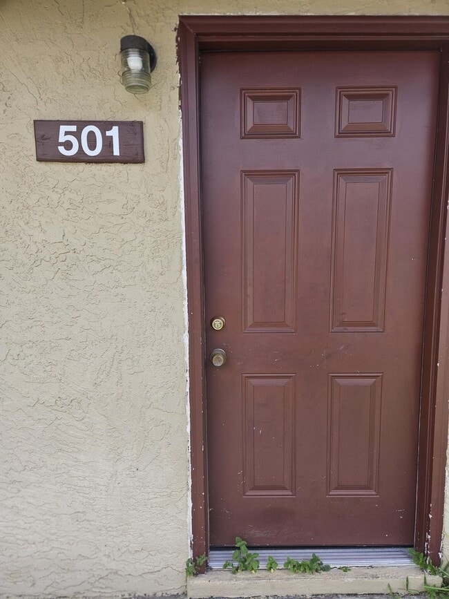 Foto del edificio - 1050 N Fiske Blvd