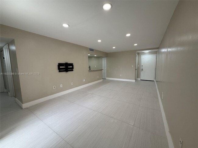 Building Photo - 9405 Fontainebleau Blvd