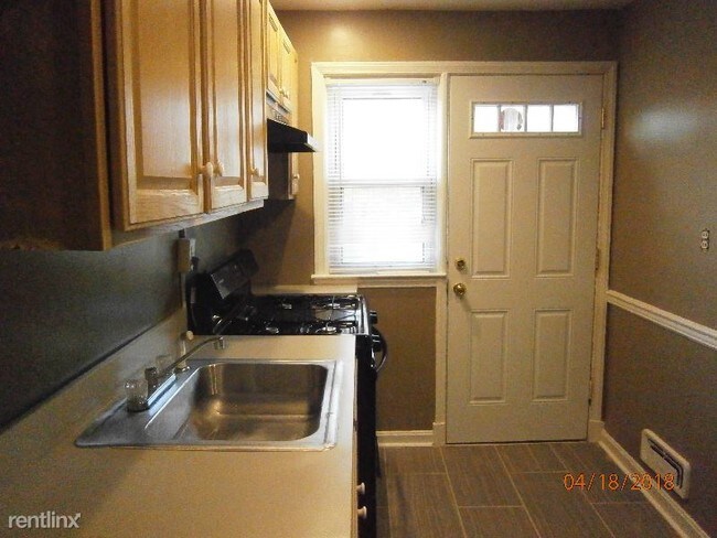 Building Photo - 2 br, 1.5 bath Townhome - 4780 Shamrock Ave