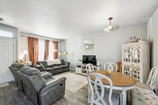 Foto del edificio - 1507 Pinebrook Pl