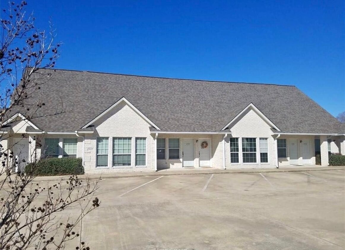 Primary Photo - 3612 S Hampton Ct