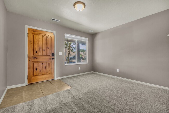 Foto del edificio - Spacious 4-Bedroom Home Near Hill Air Force Base