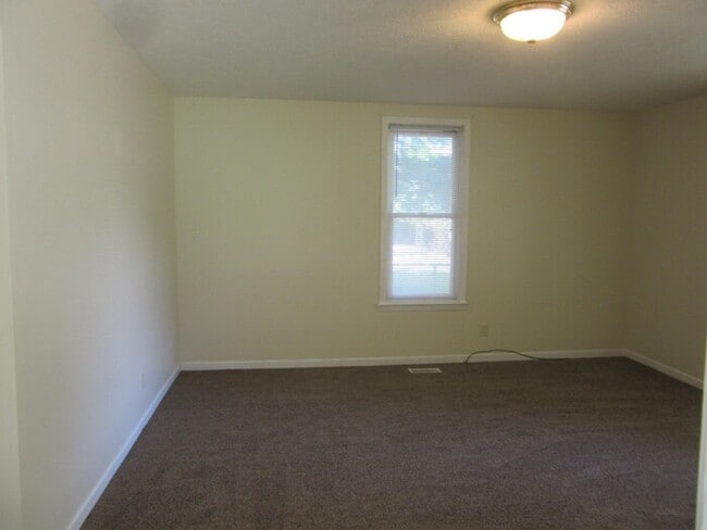 Building Photo - 2 Bedroom Home on the North Side