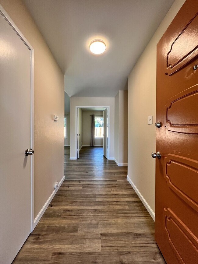 Foto del edificio - Single Level Four Bedroom North Napa Home