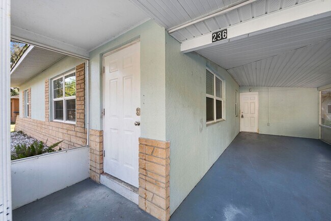 Foto del edificio - Beautifully renovated home 3 bedroom 1 1/2 bathroom in Fort Myers