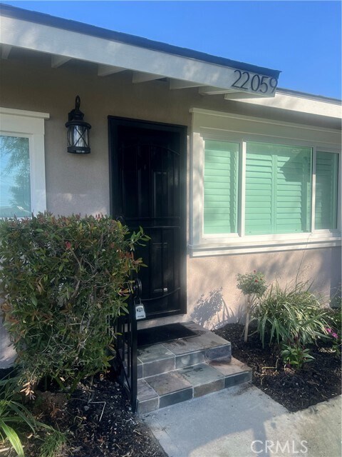 Foto del edificio - 22059 Newport Ave