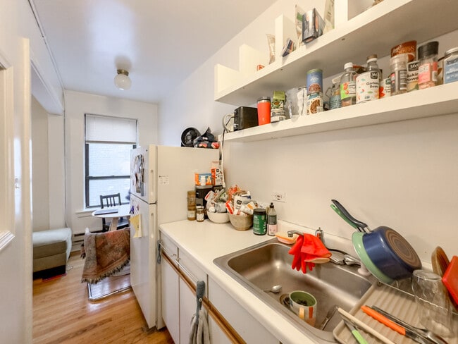 Building Photo - 3345 N Marshfield Ave