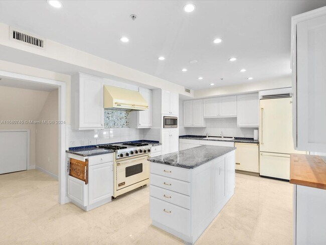 Building Photo - 730 3rd St