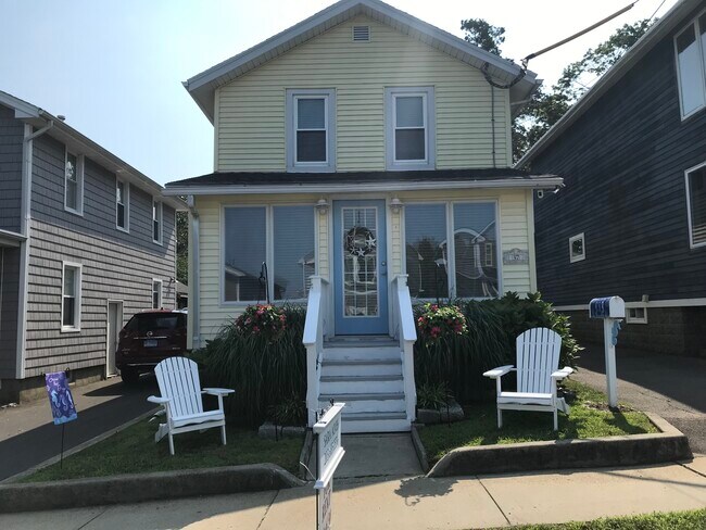 Building Photo - 37 Lawrence Ave