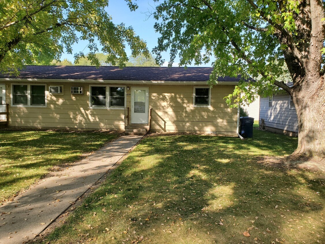 Foto principal - 1219 1st Ave SE