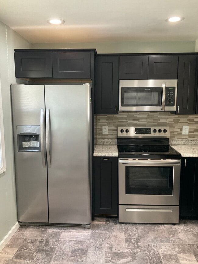 Building Photo - 405 E Poos Dr