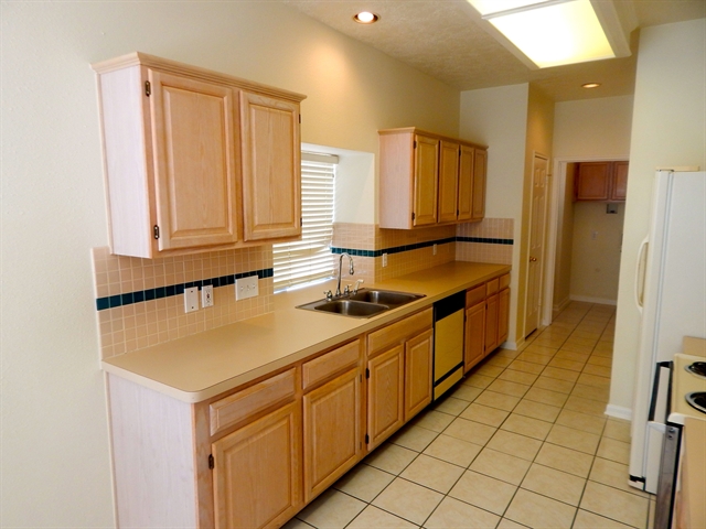 Building Photo - 3012 Oak Creek Dr