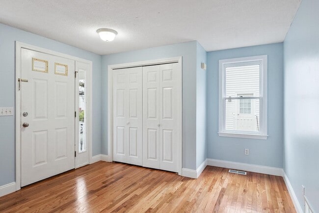Building Photo - 29 Lamplighter Ln