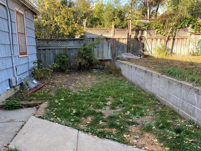 Building Photo - 1 br, 1 bath Duplex - 4137-4139 Oakland Av...