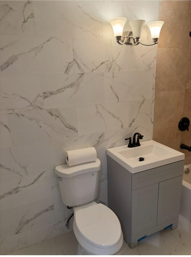 Building Photo - 706 N E St