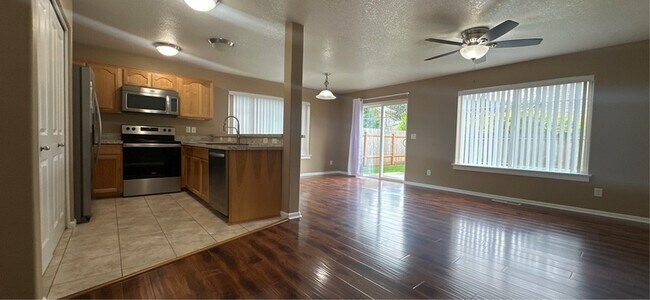 Foto del edificio - 215 Pioneer Dr