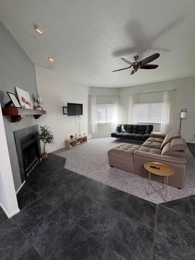 Foto del edificio - Northwest-3 bedroom/ 2 bathroom single family home w/ pool!