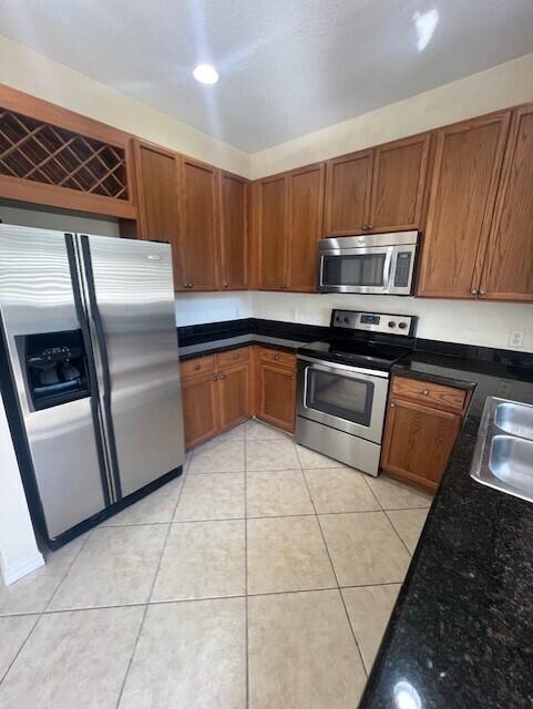 Building Photo - 211 E Thatch Palm Cir