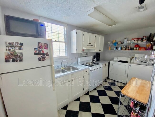 Building Photo - 146 Line St