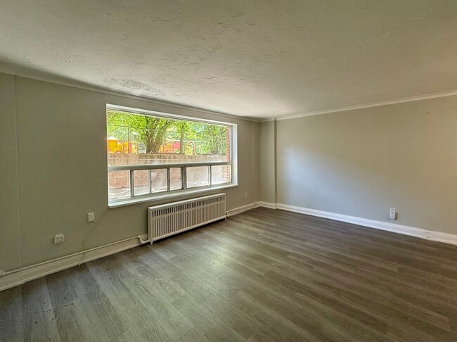 Building Photo - 1299 Bayview Av