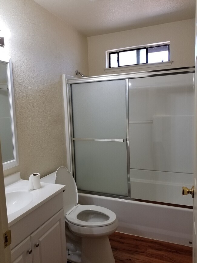 Building Photo - A 2 Bdrm, 1 Bath near the heart of Roseville!