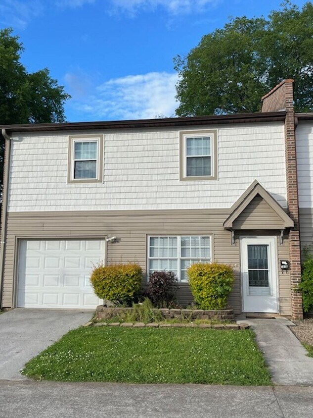1010 Young Ave, Maryville, TN 37801 Condo for Rent in Maryville, TN