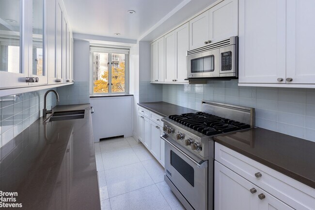 Building Photo - 200 E 66th St