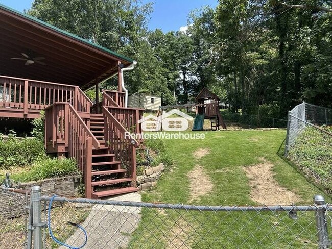 Building Photo - Beautifully maintained traditional 4-bedroom 2 and 12 bath home!
