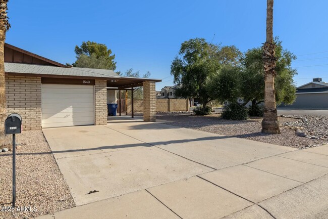 Building Photo - 1540 E El Parque Dr