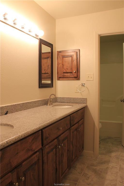 Building Photo - 905 Balcones Dr