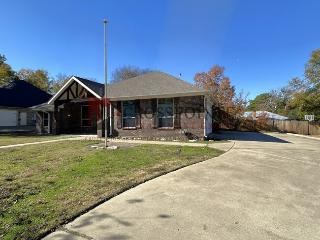 Foto del edificio - Tour Today! 4 bedroom 2.5 Bathroom Home in...