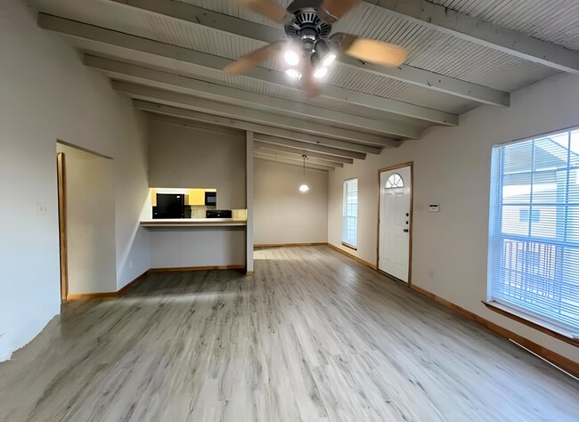 Building Photo - 2204 Breezy Dr