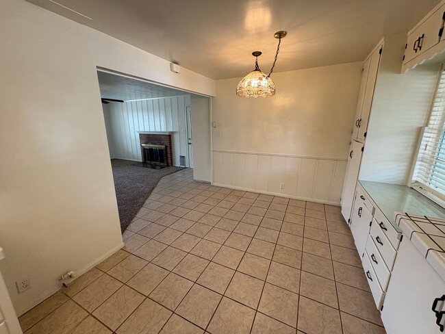 Building Photo - Home in Tulare Near Shopping & Medical Cen...