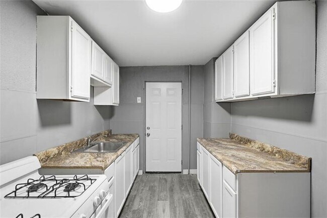 Foto del edificio - 5-bedroom, 1-bath home in East Pittsburgh