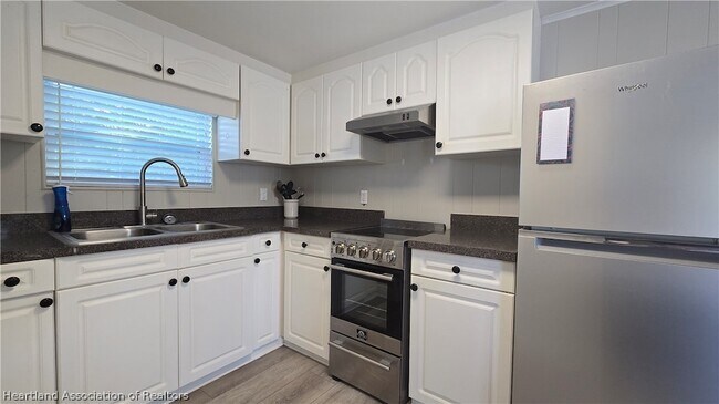 Foto del edificio - 683 Lake June Rd