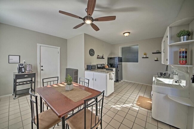 Foto del edificio - Amazingly Spacious Apartment with ALL util...