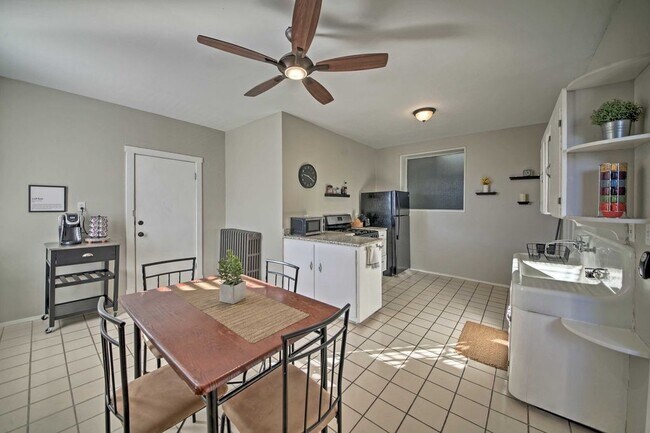 Building Photo - Surprisingly Spacious Apartment with ALL u...