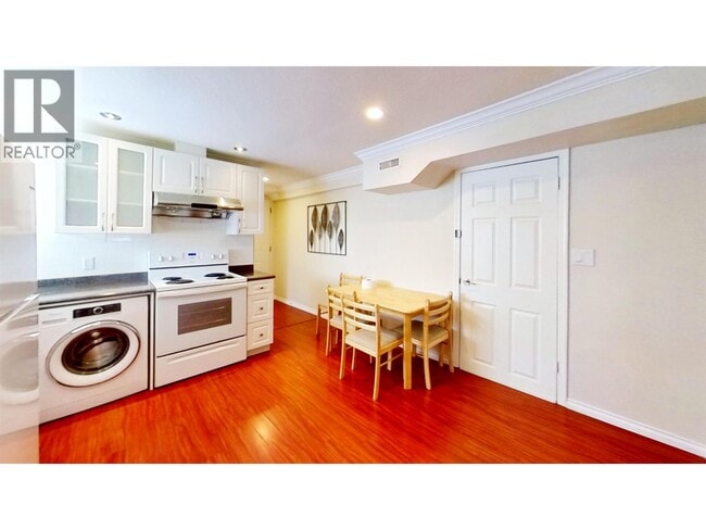 Building Photo - 9140 Chapmond Crescent