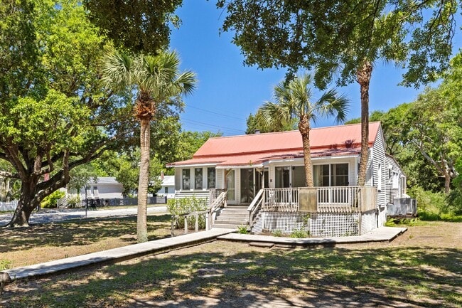 Building Photo - Sullivans Island Historic Charmer