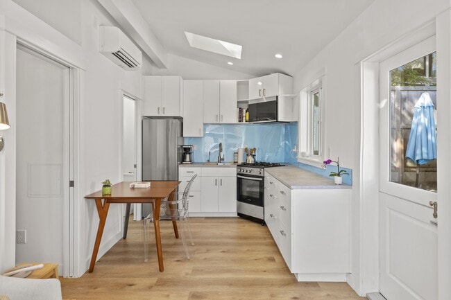 Full kitchen with range, microwave, refrigerator. - 827 Haverford Ave