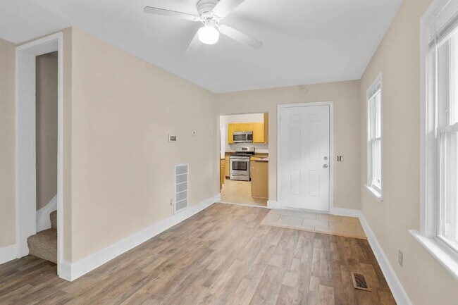 Foto del edificio - Spacious 5BR Home with Fenced Backyard in Norfolk