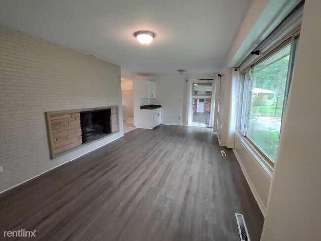 Building Photo - 4 br, 1.5 bath House - 30234 Embassy St