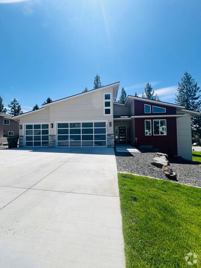 Building Photo - 60846 Westview Dr