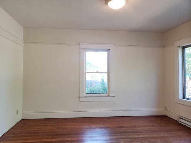 Foto del edificio - Beautiful 4 Bedroom House on Campus!