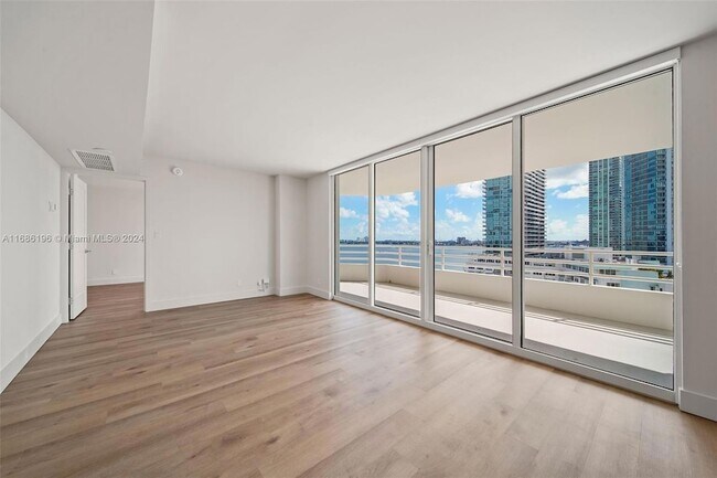 Foto del edificio - 555 NE 34th St