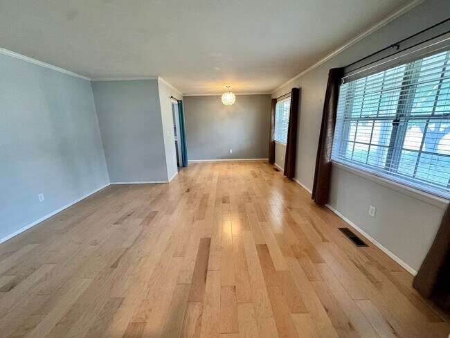 Foto del edificio - Beautiful corner lot. This home is very sp...
