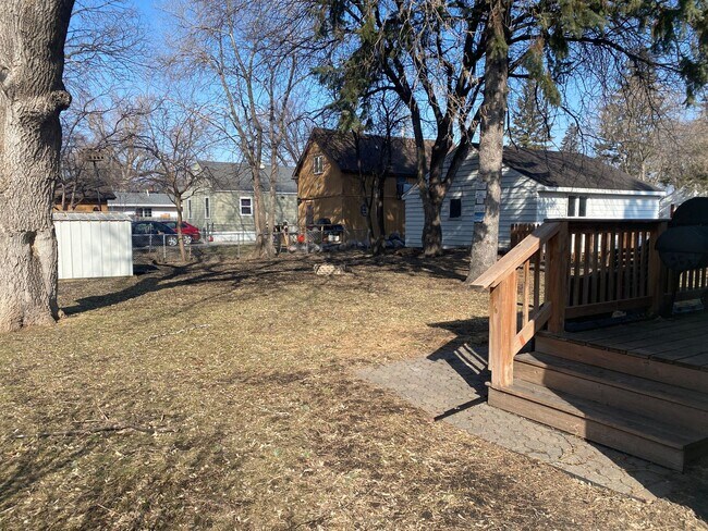 Building Photo - 2 Bedroom + Loft close to the Colleges!!