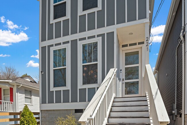 Foto del edificio - 221 Hillcrest Dr